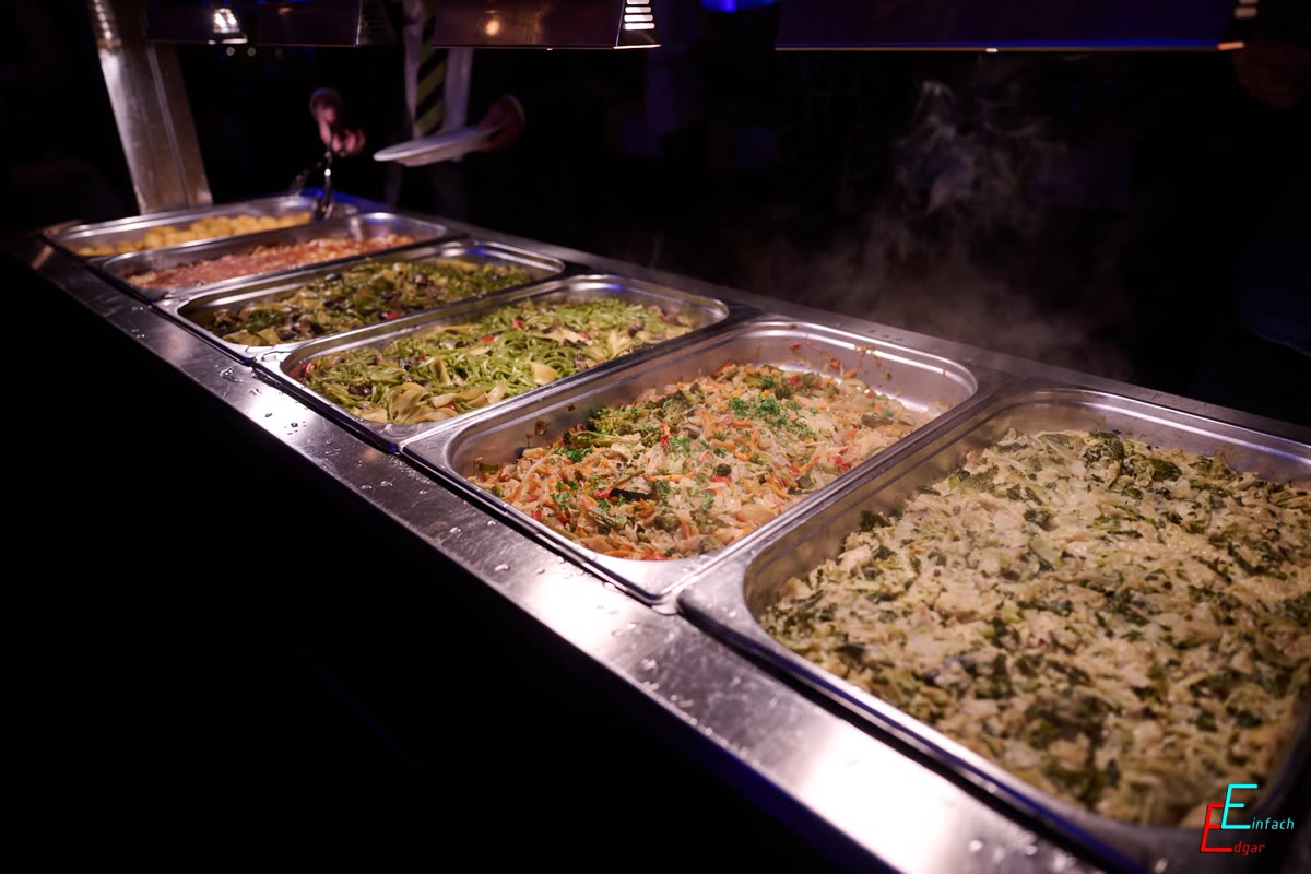 Warmes Buffet im Hotel zur Heideblüte mit dampfenden Speisen in Wärmebehältern