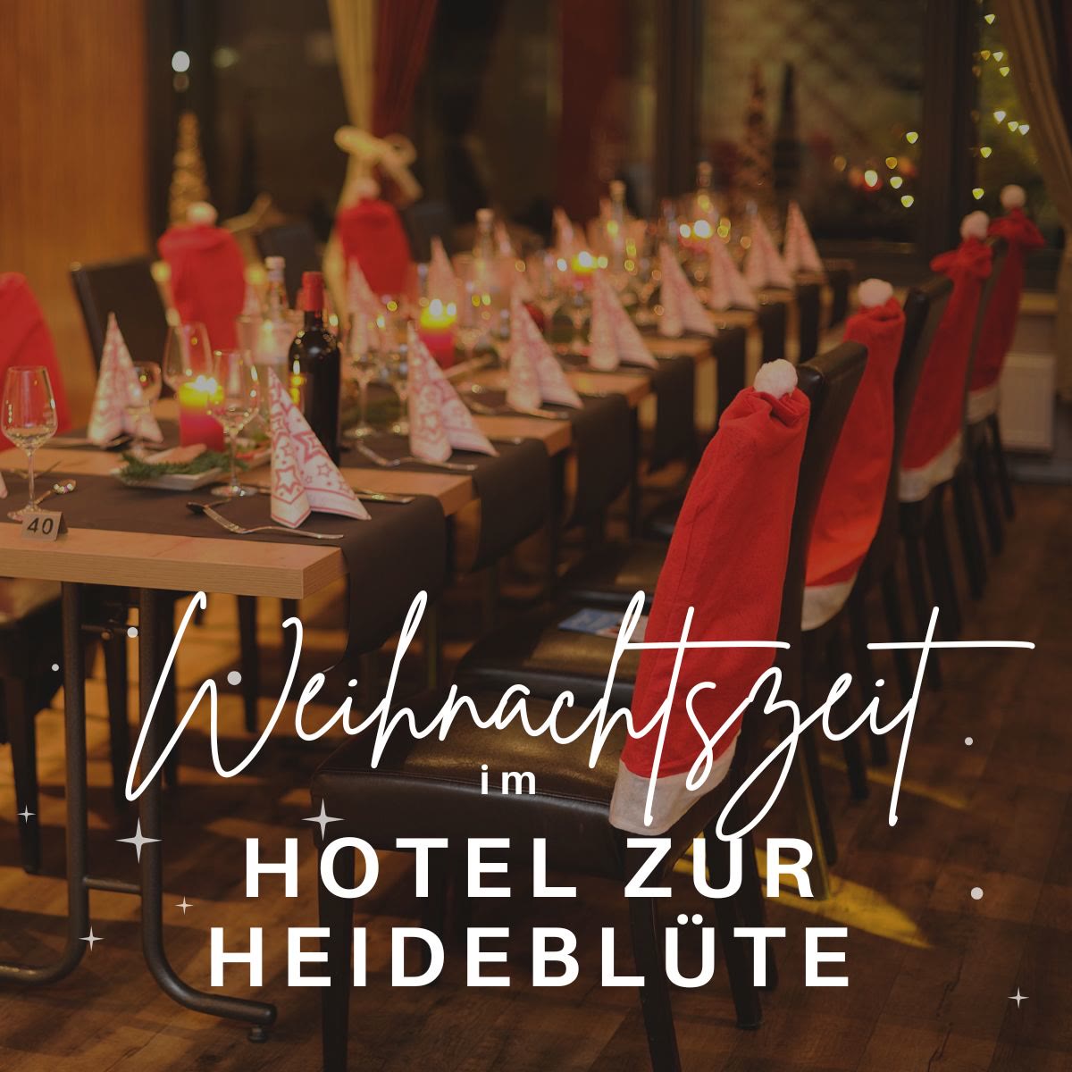Festlich gedeckte Tafel mit Kerzen und Nikolausmützen auf den Stühlen, darüber der Schriftzug „Weihnachtszeit im Hotel zur Heideblüte“
